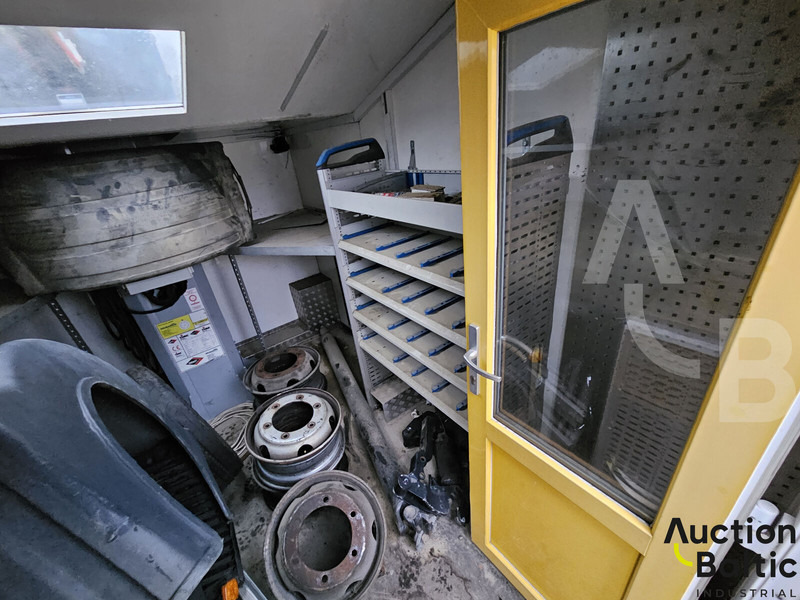 Podizna platforma montirana na kamion Versalift VDT-170-F: slika Podizna platforma montirana na kamion Versalift VDT-170-F Podizna platforma montirana na kamion Versalift VDT-170-F: slika Podizna platforma montirana na kamion Versalift VDT-170-F