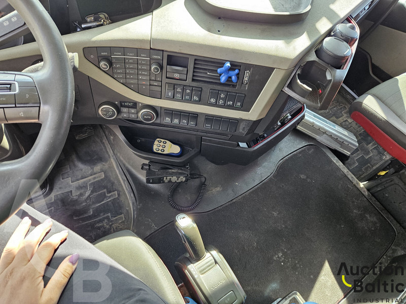 Kamion cisterna za prijevoz goriva Volvo FH 420: slika Kamion cisterna za prijevoz goriva Volvo FH 420