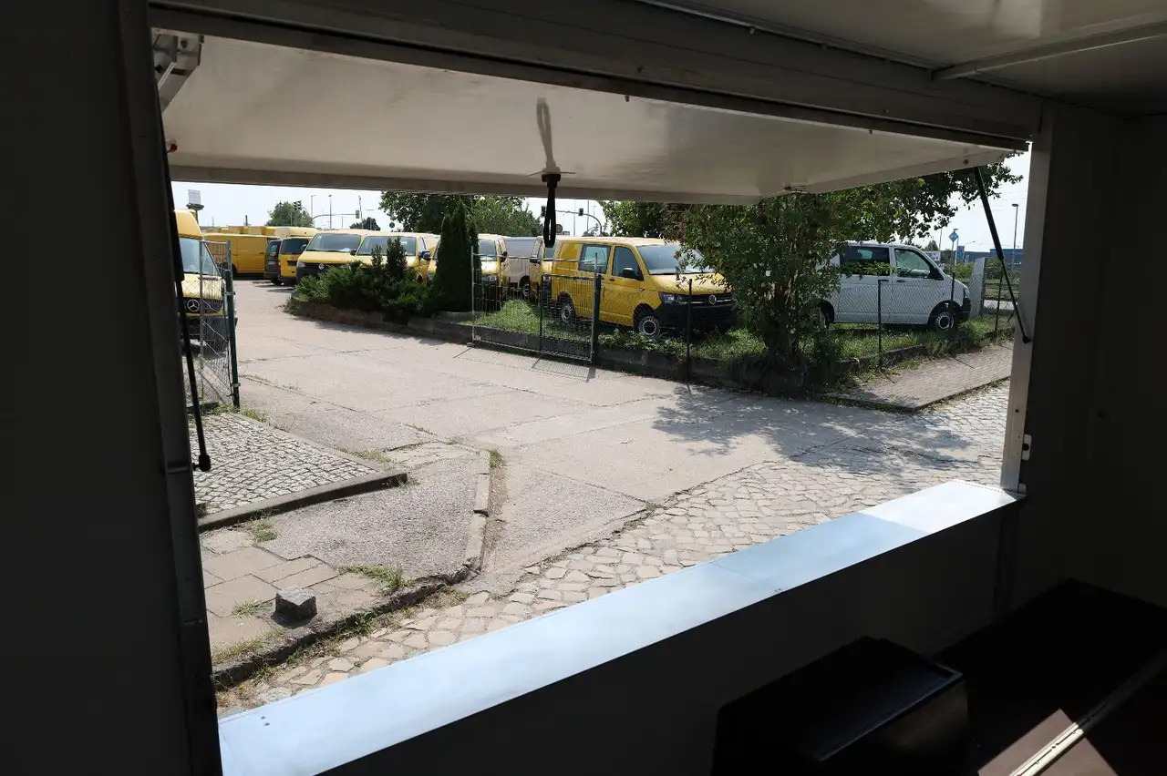 Kamion za prodaju brze hrane Iveco IS35SI2AA/ FOODTRUCK/Daily/EU5/1. Hand: slika Kamion za prodaju brze hrane Iveco IS35SI2AA/ FOODTRUCK/Daily/EU5/1. Hand