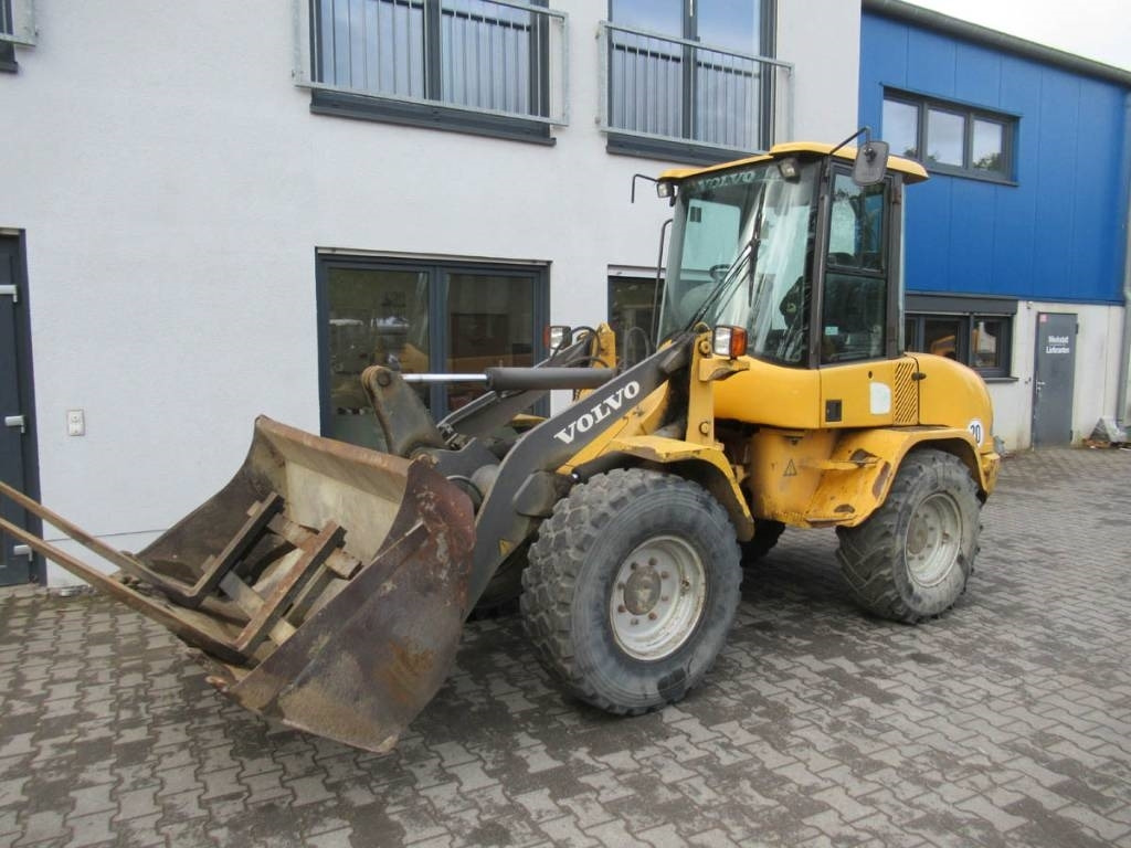 Volvo L 30 B - Utovarivač na kotačima: slika Volvo L 30 B - Utovarivač na kotačima Volvo L 30 B - Utovarivač na kotačima: slika Volvo L 30 B - Utovarivač na kotačima