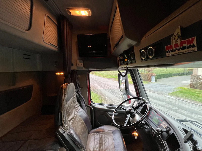 Tegljač Volvo FH 16.700 Volvo FH16 700 6x4 full options **RETARDER**TV: slika Tegljač Volvo FH 16.700 Volvo FH16 700 6x4 full options **RETARDER**TV