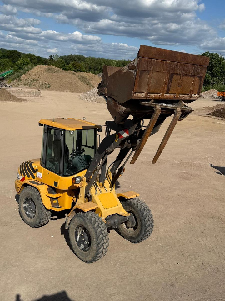 Volvo L 30 B-Z/K incl. 3-1shovel and fork - Utovarivač na kotačima: slika Volvo L 30 B-Z/K incl. 3-1shovel and fork - Utovarivač na kotačima Volvo L 30 B-Z/K incl. 3-1shovel and fork - Utovarivač na kotačima: slika Volvo L 30 B-Z/K incl. 3-1shovel and fork - Utovarivač na kotačima