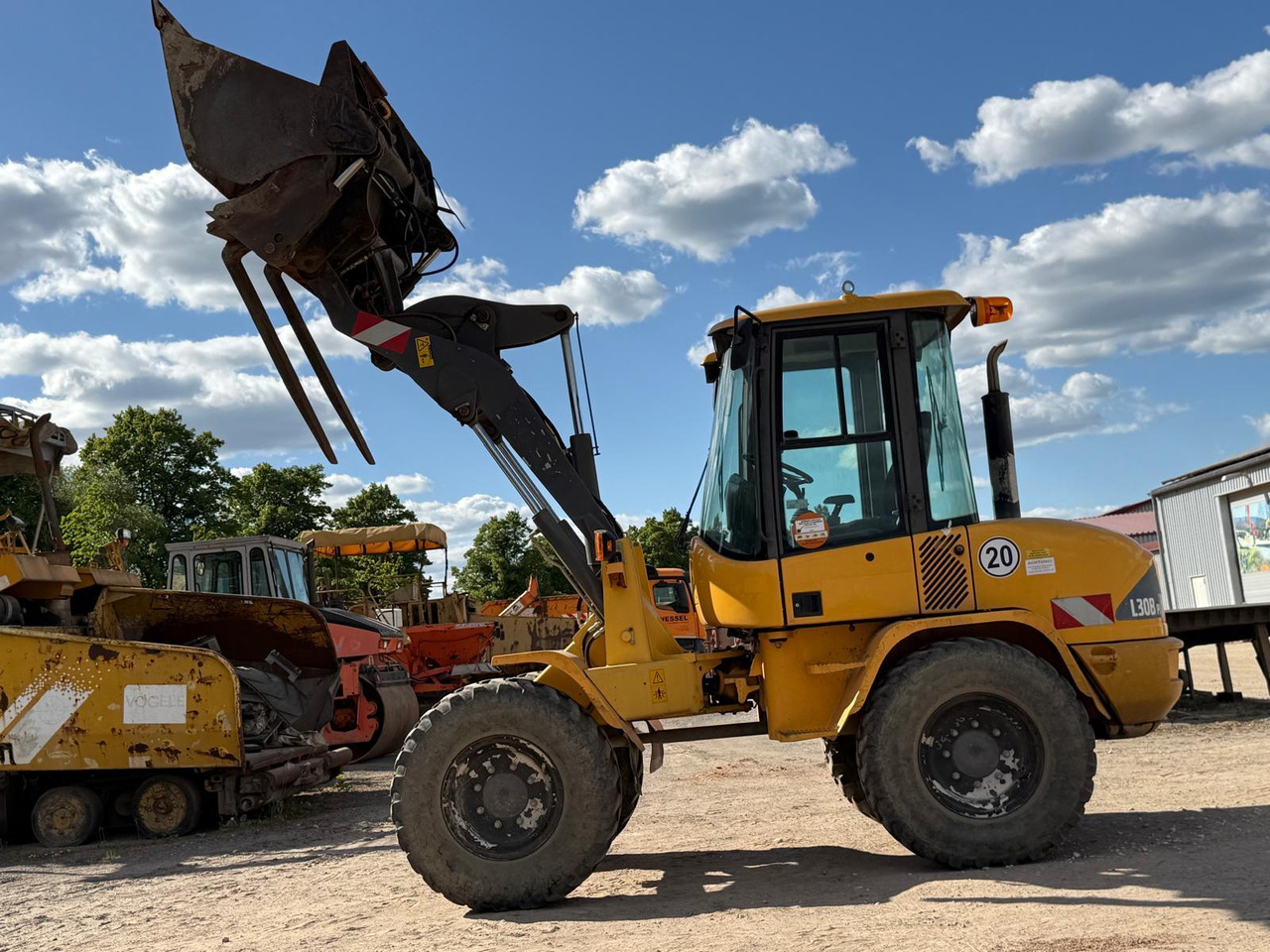 Volvo L 30 B-Z/K incl. 3-1shovel and fork - Utovarivač na kotačima: slika Volvo L 30 B-Z/K incl. 3-1shovel and fork - Utovarivač na kotačima Volvo L 30 B-Z/K incl. 3-1shovel and fork - Utovarivač na kotačima: slika Volvo L 30 B-Z/K incl. 3-1shovel and fork - Utovarivač na kotačima