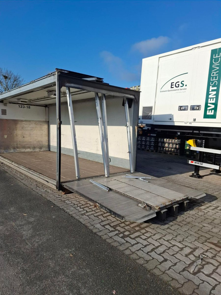 Getränke Abrollcontainer - Transporter kontejnera/ Poluprikolica s izmjenjivim sanducima: slika Getränke Abrollcontainer - Transporter kontejnera/ Poluprikolica s izmjenjivim sanducima Getränke Abrollcontainer - Transporter kontejnera/ Poluprikolica s izmjenjivim sanducima: slika Getränke Abrollcontainer - Transporter kontejnera/ Poluprikolica s izmjenjivim sanducima