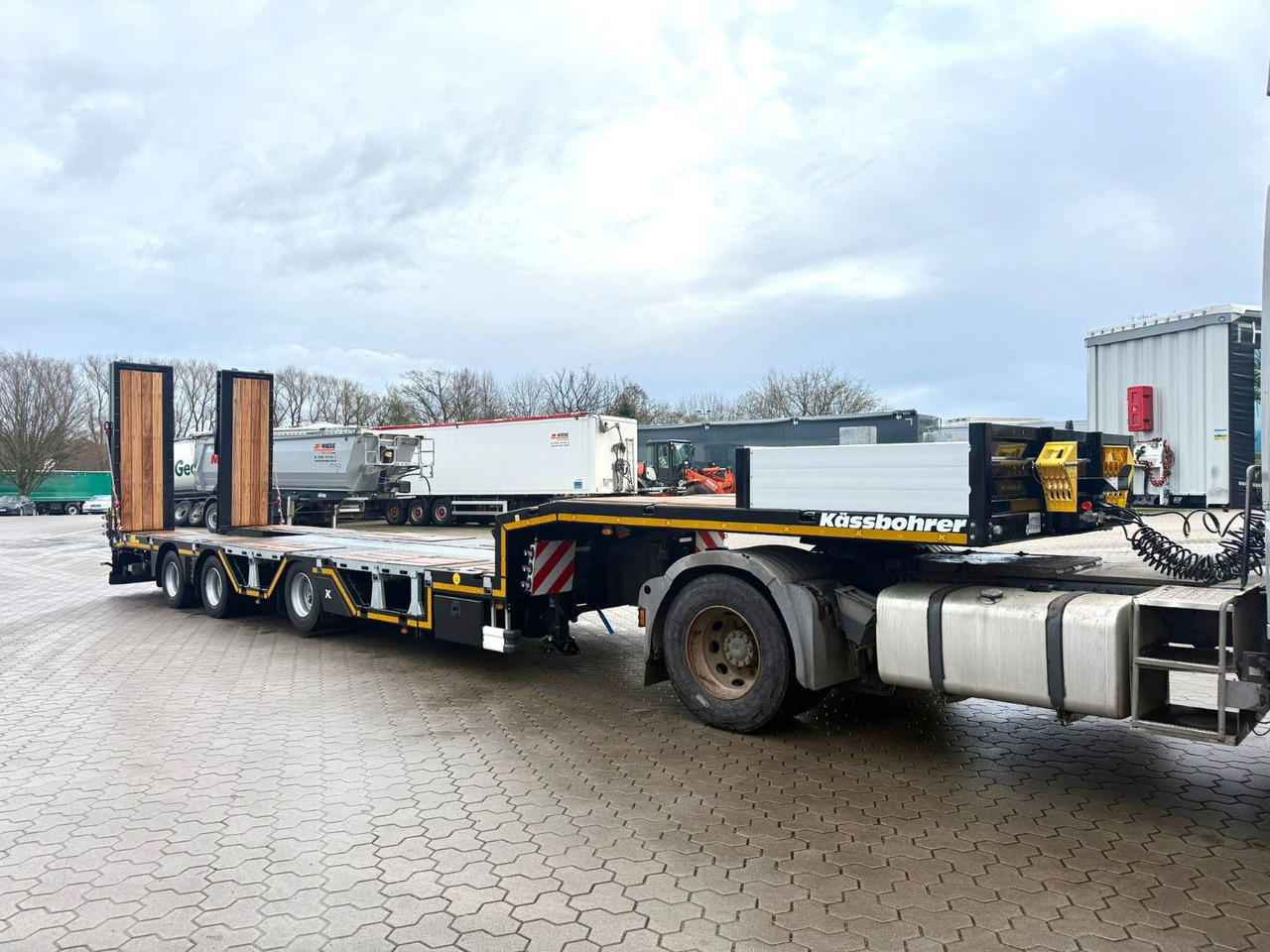 Kässbohrer SLAR3 Tele Tiefbett Radmulden metallisiert - Poluprikolica s niskim utovarivačem: slika Kässbohrer SLAR3 Tele Tiefbett Radmulden metallisiert - Poluprikolica s niskim utovarivačem Kässbohrer SLAR3 Tele Tiefbett Radmulden metallisiert - Poluprikolica s niskim utovarivačem: slika Kässbohrer SLAR3 Tele Tiefbett Radmulden metallisiert - Poluprikolica s niskim utovarivačem