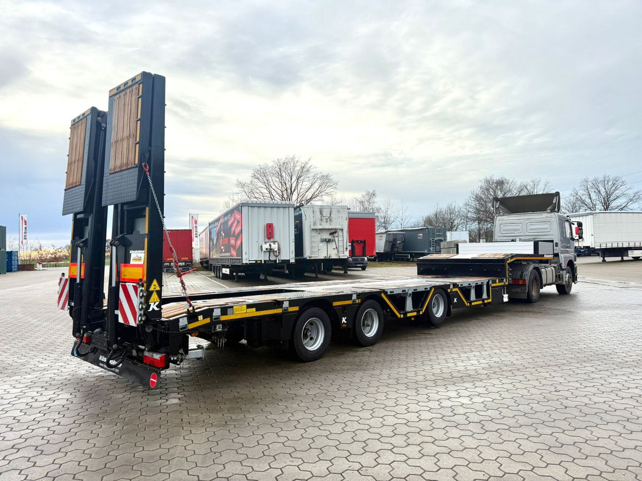 Kässbohrer SLAR3 Tele Tiefbett Radmulden metallisiert - Poluprikolica s niskim utovarivačem: slika Kässbohrer SLAR3 Tele Tiefbett Radmulden metallisiert - Poluprikolica s niskim utovarivačem Kässbohrer SLAR3 Tele Tiefbett Radmulden metallisiert - Poluprikolica s niskim utovarivačem: slika Kässbohrer SLAR3 Tele Tiefbett Radmulden metallisiert - Poluprikolica s niskim utovarivačem