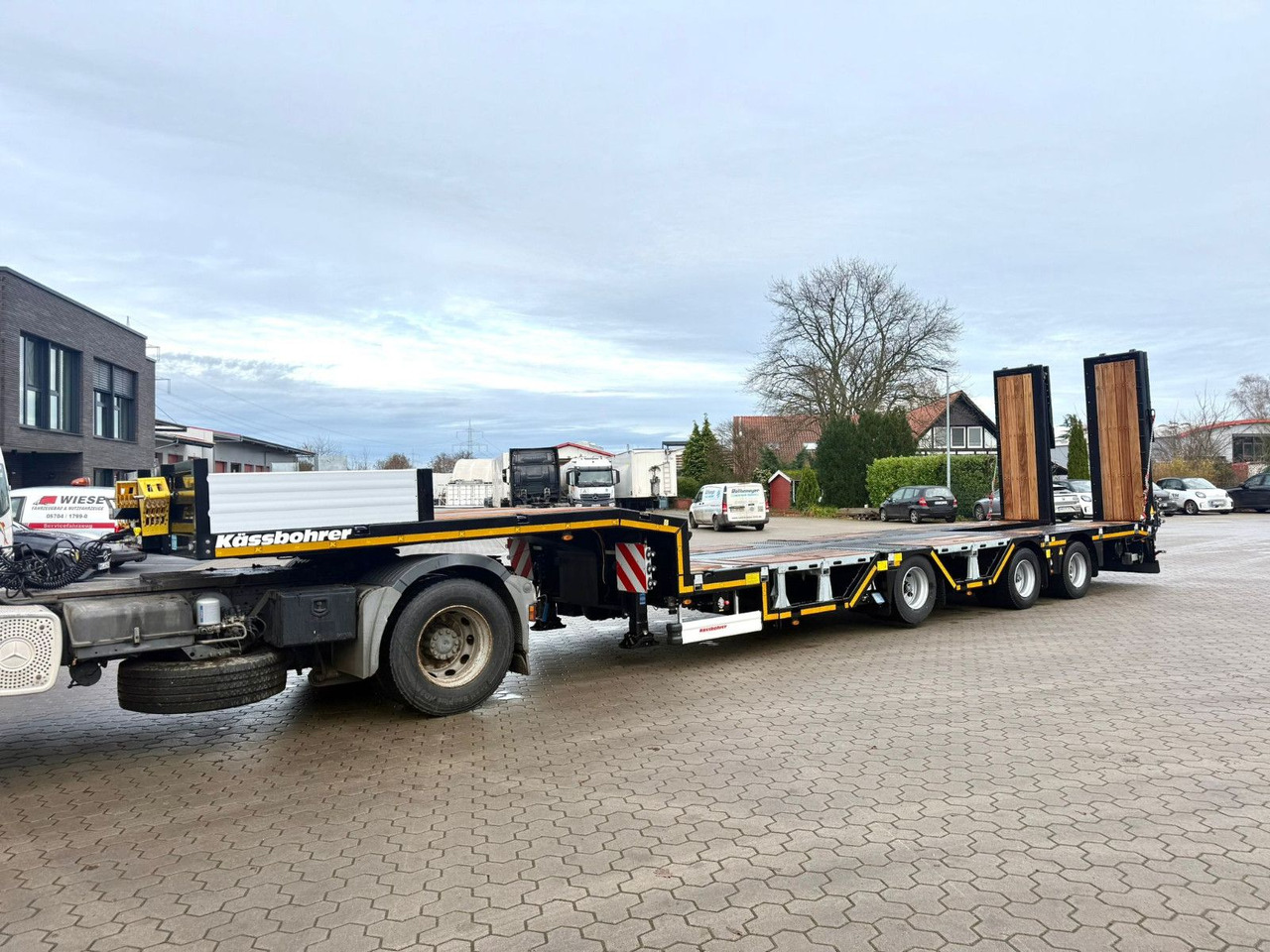Kässbohrer SLAR3 Tele Tiefbett Radmulden metallisiert - Poluprikolica s niskim utovarivačem: slika Kässbohrer SLAR3 Tele Tiefbett Radmulden metallisiert - Poluprikolica s niskim utovarivačem Kässbohrer SLAR3 Tele Tiefbett Radmulden metallisiert - Poluprikolica s niskim utovarivačem: slika Kässbohrer SLAR3 Tele Tiefbett Radmulden metallisiert - Poluprikolica s niskim utovarivačem