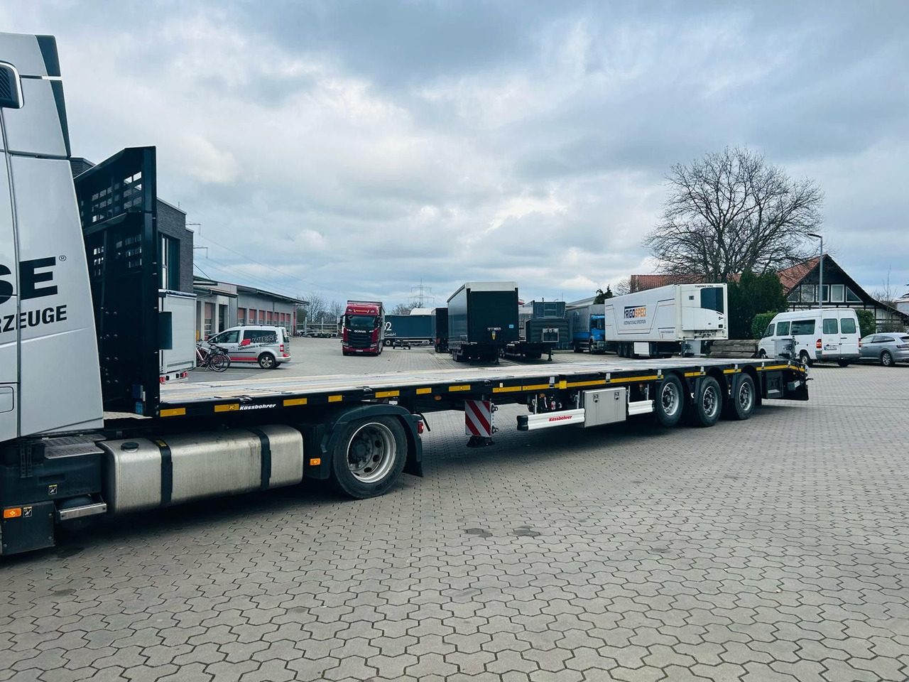Kässbohrer SPS Mega Schwerlast Plattform Lenkachse - Poluprikolica plato/ Otvoreni sanduk: slika Kässbohrer SPS Mega Schwerlast Plattform Lenkachse - Poluprikolica plato/ Otvoreni sanduk Kässbohrer SPS Mega Schwerlast Plattform Lenkachse - Poluprikolica plato/ Otvoreni sanduk: slika Kässbohrer SPS Mega Schwerlast Plattform Lenkachse - Poluprikolica plato/ Otvoreni sanduk