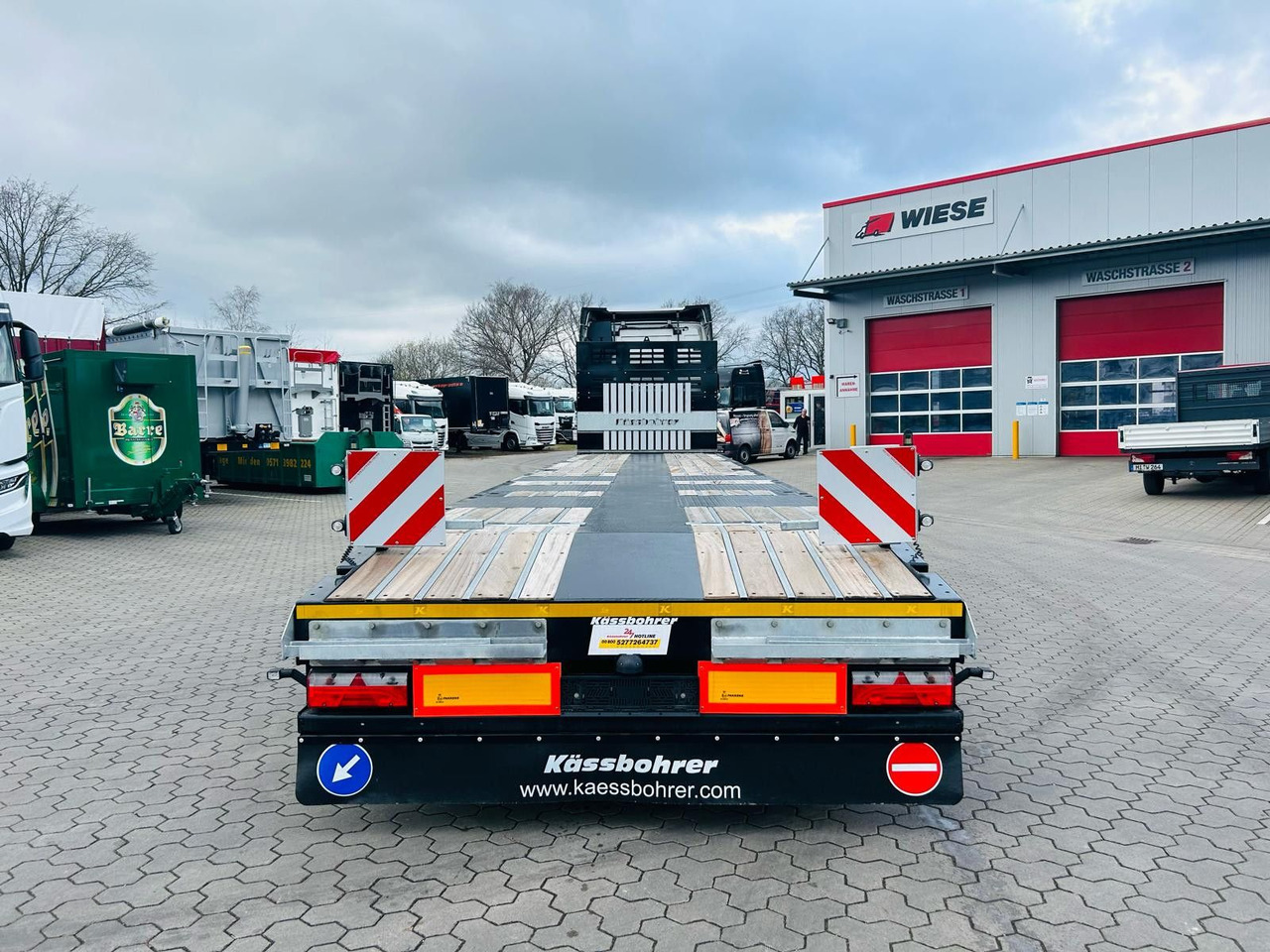 Kässbohrer SPS Mega Schwerlast Plattform Lenkachse - Poluprikolica plato/ Otvoreni sanduk: slika Kässbohrer SPS Mega Schwerlast Plattform Lenkachse - Poluprikolica plato/ Otvoreni sanduk Kässbohrer SPS Mega Schwerlast Plattform Lenkachse - Poluprikolica plato/ Otvoreni sanduk: slika Kässbohrer SPS Mega Schwerlast Plattform Lenkachse - Poluprikolica plato/ Otvoreni sanduk