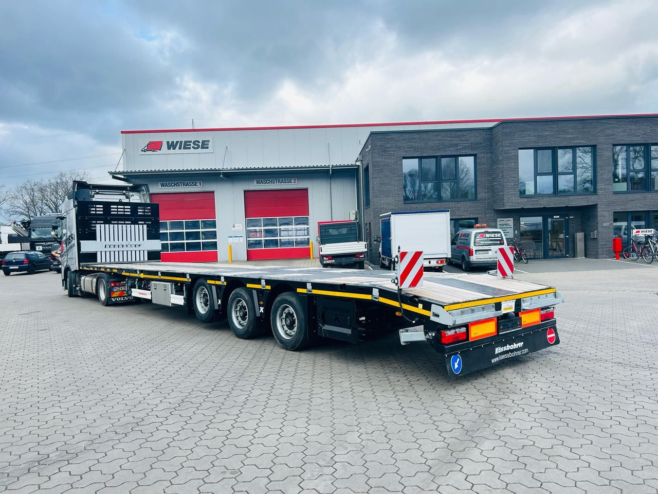 Kässbohrer SPS Mega Schwerlast Plattform Lenkachse - Poluprikolica plato/ Otvoreni sanduk: slika Kässbohrer SPS Mega Schwerlast Plattform Lenkachse - Poluprikolica plato/ Otvoreni sanduk Kässbohrer SPS Mega Schwerlast Plattform Lenkachse - Poluprikolica plato/ Otvoreni sanduk: slika Kässbohrer SPS Mega Schwerlast Plattform Lenkachse - Poluprikolica plato/ Otvoreni sanduk