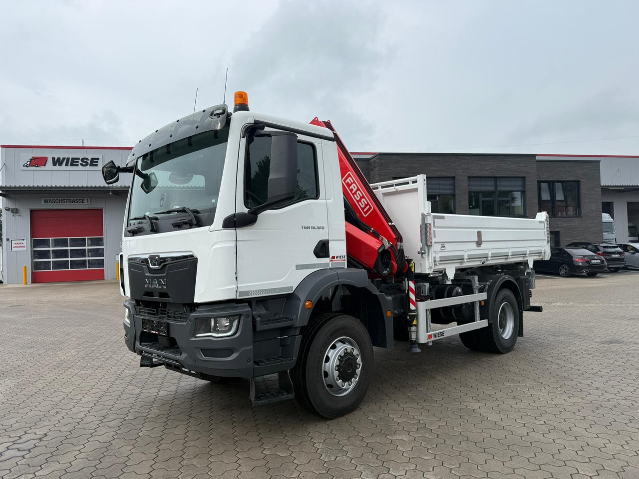 MAN 18.320 4x4 mit Fassi Ladekran Sofort Verfügbar - Kiper, Kamion s kranom: slika MAN 18.320 4x4 mit Fassi Ladekran Sofort Verfügbar - Kiper, Kamion s kranom MAN 18.320 4x4 mit Fassi Ladekran Sofort Verfügbar - Kiper, Kamion s kranom: slika MAN 18.320 4x4 mit Fassi Ladekran Sofort Verfügbar - Kiper, Kamion s kranom