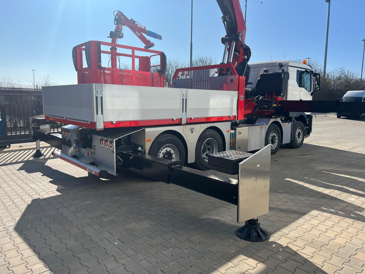 MAN 8x4 mit F1150RA.2.28 L616 Winde, 2.per. Korb - Kamion s kranom: slika MAN 8x4 mit F1150RA.2.28 L616 Winde, 2.per. Korb - Kamion s kranom MAN 8x4 mit F1150RA.2.28 L616 Winde, 2.per. Korb - Kamion s kranom: slika MAN 8x4 mit F1150RA.2.28 L616 Winde, 2.per. Korb - Kamion s kranom