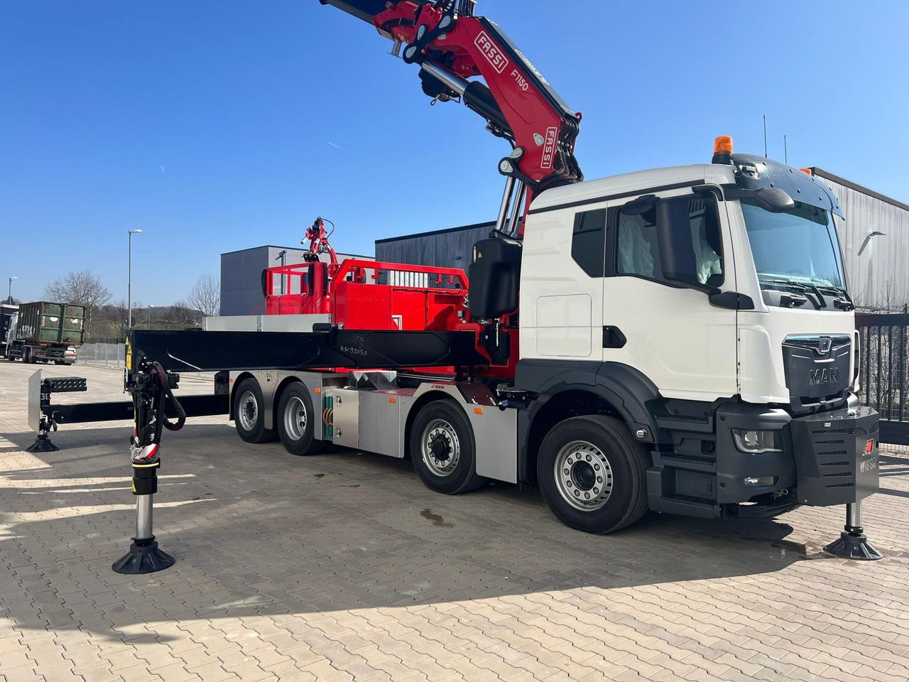 MAN 8x4 mit F1150RA.2.28 L616 Winde, 2.per. Korb - Kamion s kranom: slika MAN 8x4 mit F1150RA.2.28 L616 Winde, 2.per. Korb - Kamion s kranom MAN 8x4 mit F1150RA.2.28 L616 Winde, 2.per. Korb - Kamion s kranom: slika MAN 8x4 mit F1150RA.2.28 L616 Winde, 2.per. Korb - Kamion s kranom