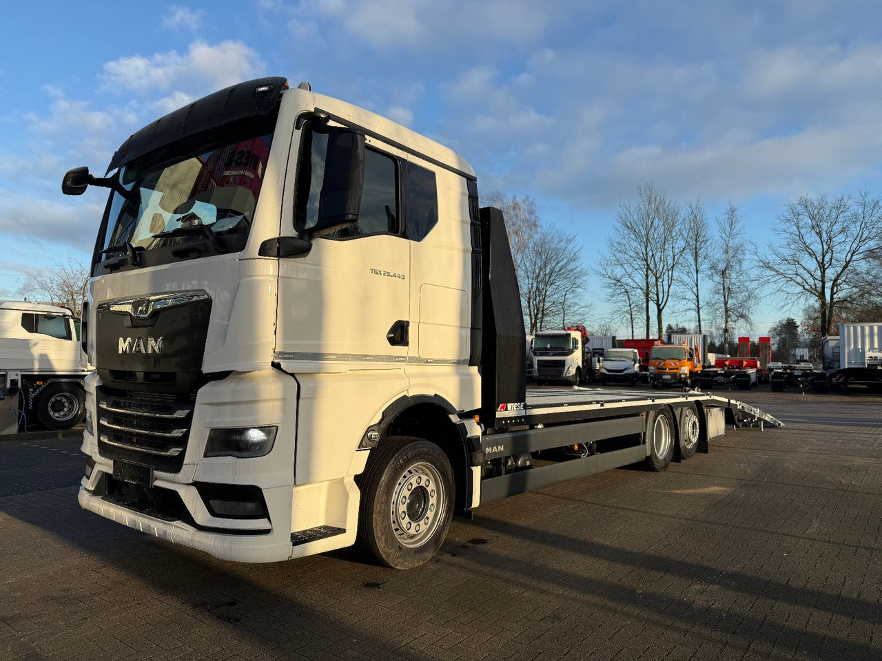 MAN Baumaschinen- Arbeitsbühnentransporter Rampen - Kamion s otvorenim sandukom: slika MAN Baumaschinen- Arbeitsbühnentransporter Rampen - Kamion s otvorenim sandukom MAN Baumaschinen- Arbeitsbühnentransporter Rampen - Kamion s otvorenim sandukom: slika MAN Baumaschinen- Arbeitsbühnentransporter Rampen - Kamion s otvorenim sandukom