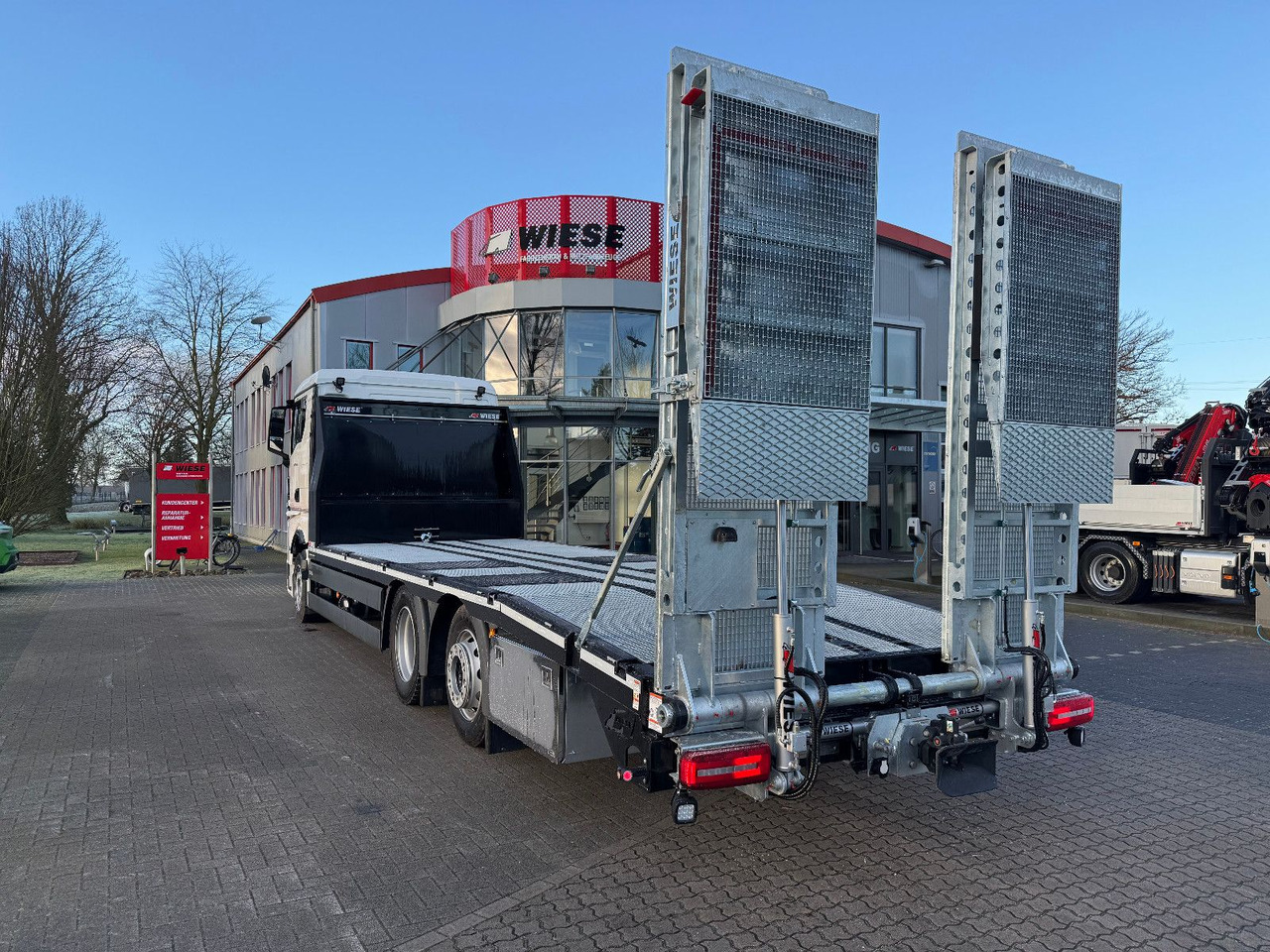 MAN Baumaschinen- Arbeitsbühnentransporter Rampen - Kamion s otvorenim sandukom: slika MAN Baumaschinen- Arbeitsbühnentransporter Rampen - Kamion s otvorenim sandukom MAN Baumaschinen- Arbeitsbühnentransporter Rampen - Kamion s otvorenim sandukom: slika MAN Baumaschinen- Arbeitsbühnentransporter Rampen - Kamion s otvorenim sandukom