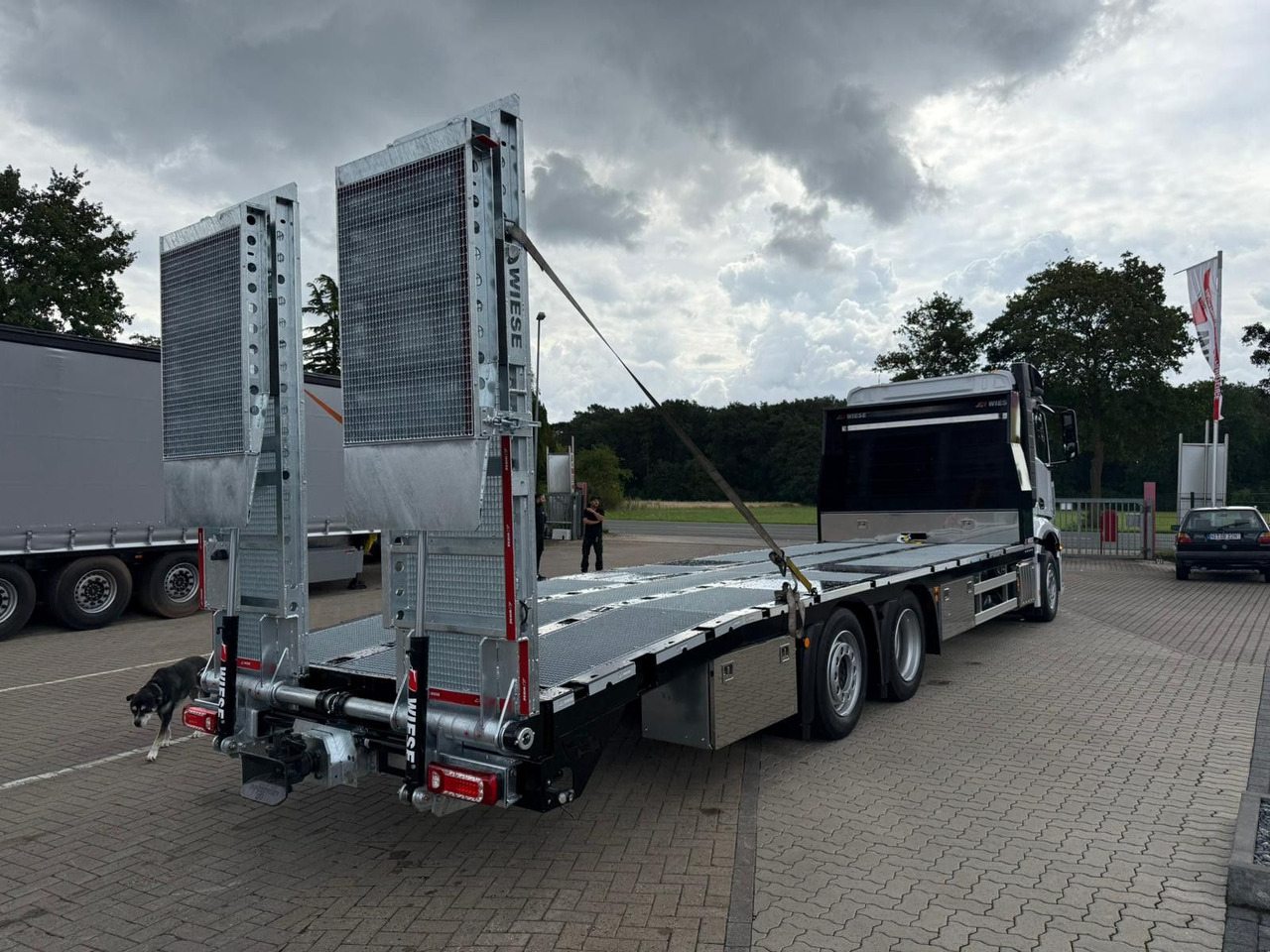 Mercedes-Benz Actros mit Rampen, Maschinentransporter - Kamion s otvorenim sandukom: slika Mercedes-Benz Actros mit Rampen, Maschinentransporter - Kamion s otvorenim sandukom Mercedes-Benz Actros mit Rampen, Maschinentransporter - Kamion s otvorenim sandukom: slika Mercedes-Benz Actros mit Rampen, Maschinentransporter - Kamion s otvorenim sandukom