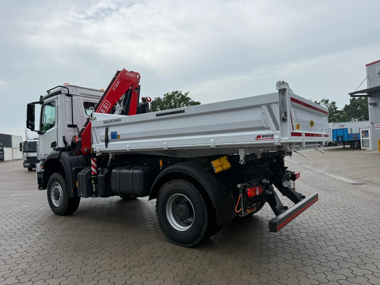 Mercedes-Benz Arocs 1835 4x2 Meiller Fassi F135 Kran Kipper - Kamion s kranom: slika Mercedes-Benz Arocs 1835 4x2 Meiller Fassi F135 Kran Kipper - Kamion s kranom Mercedes-Benz Arocs 1835 4x2 Meiller Fassi F135 Kran Kipper - Kamion s kranom: slika Mercedes-Benz Arocs 1835 4x2 Meiller Fassi F135 Kran Kipper - Kamion s kranom