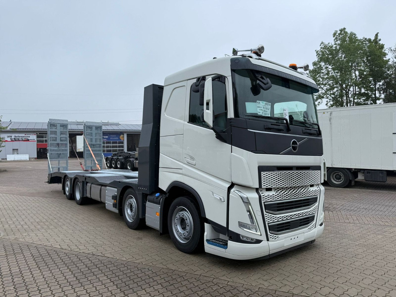 Volvo Arbeitsbühnen Baumaschinentransporter mit Rampen - Kamion za vuču: slika Volvo Arbeitsbühnen Baumaschinentransporter mit Rampen - Kamion za vuču Volvo Arbeitsbühnen Baumaschinentransporter mit Rampen - Kamion za vuču: slika Volvo Arbeitsbühnen Baumaschinentransporter mit Rampen - Kamion za vuču