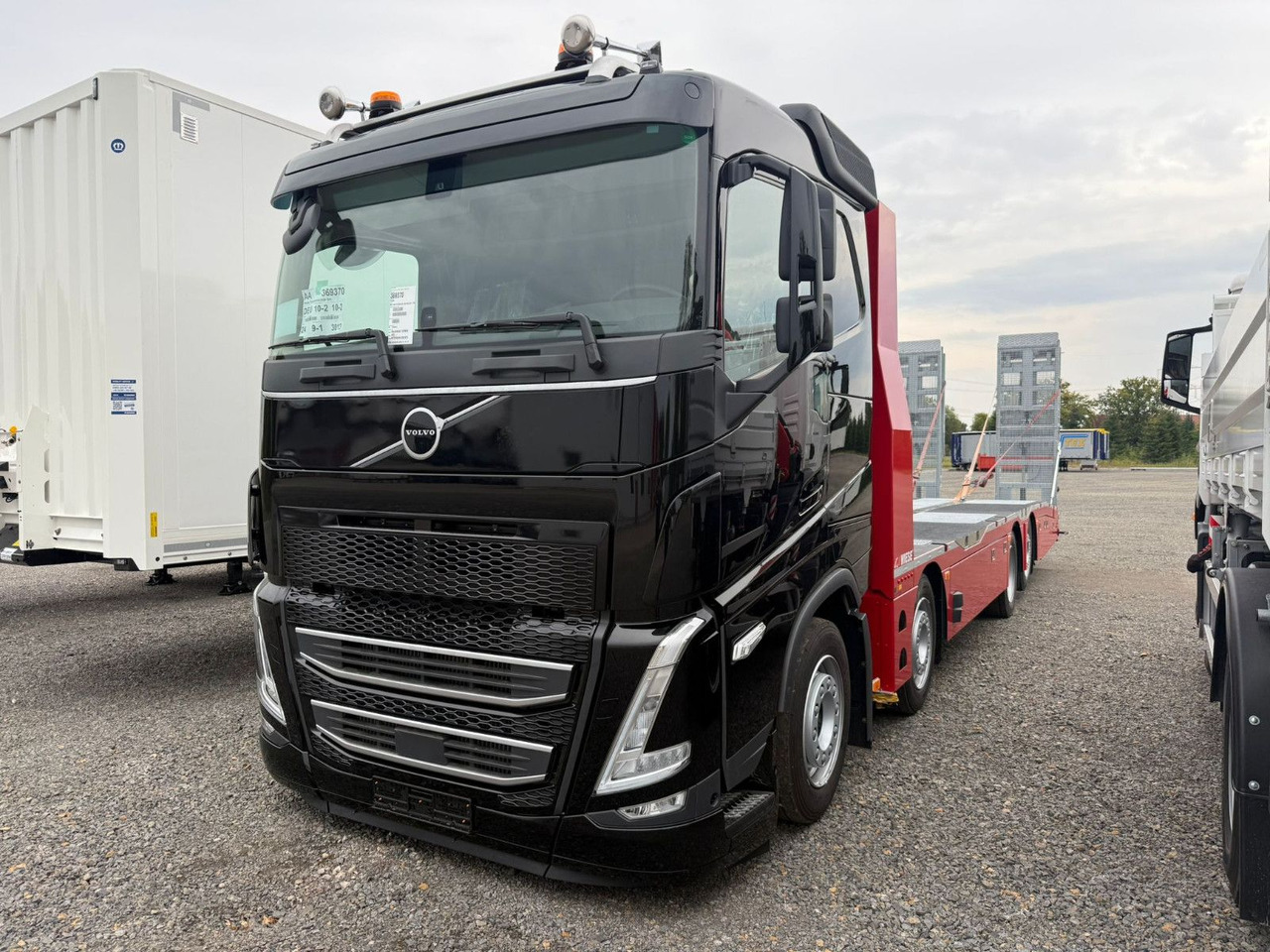 Volvo Arbeitsbühnen Baumaschinentransporter mit Rampen - Kamion s otvorenim sandukom: slika Volvo Arbeitsbühnen Baumaschinentransporter mit Rampen - Kamion s otvorenim sandukom Volvo Arbeitsbühnen Baumaschinentransporter mit Rampen - Kamion s otvorenim sandukom: slika Volvo Arbeitsbühnen Baumaschinentransporter mit Rampen - Kamion s otvorenim sandukom