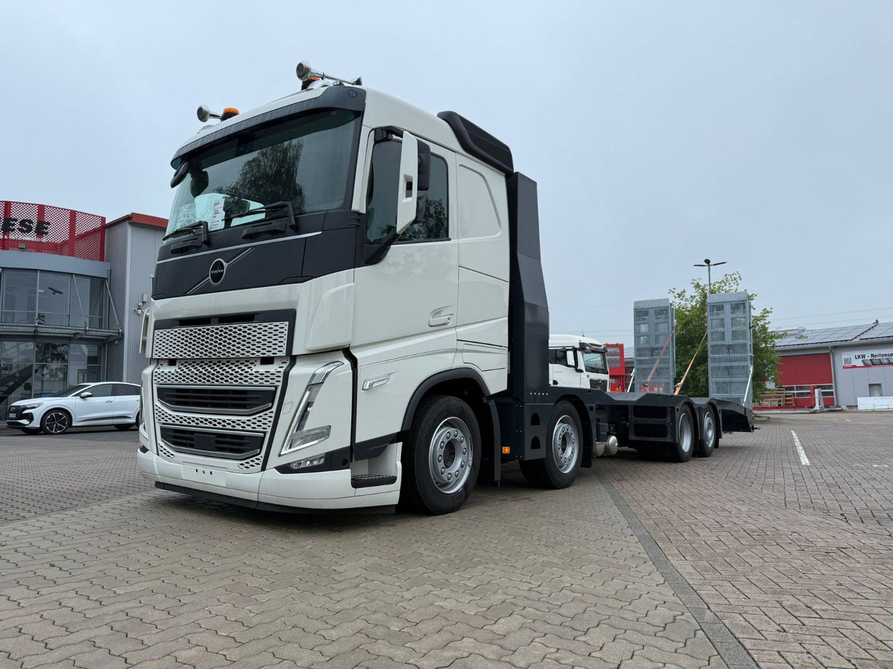 Volvo Arbeitsbühnen Baumaschinentransporter mit Rampen - Kamion s otvorenim sandukom: slika Volvo Arbeitsbühnen Baumaschinentransporter mit Rampen - Kamion s otvorenim sandukom Volvo Arbeitsbühnen Baumaschinentransporter mit Rampen - Kamion s otvorenim sandukom: slika Volvo Arbeitsbühnen Baumaschinentransporter mit Rampen - Kamion s otvorenim sandukom