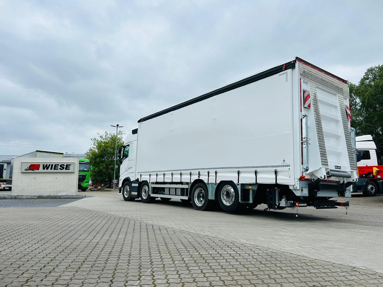 Volvo FH 500 8x2 Arbeitsbühnen Transporter LBW 9t - Kamion s ceradom: slika Volvo FH 500 8x2 Arbeitsbühnen Transporter LBW 9t - Kamion s ceradom Volvo FH 500 8x2 Arbeitsbühnen Transporter LBW 9t - Kamion s ceradom: slika Volvo FH 500 8x2 Arbeitsbühnen Transporter LBW 9t - Kamion s ceradom