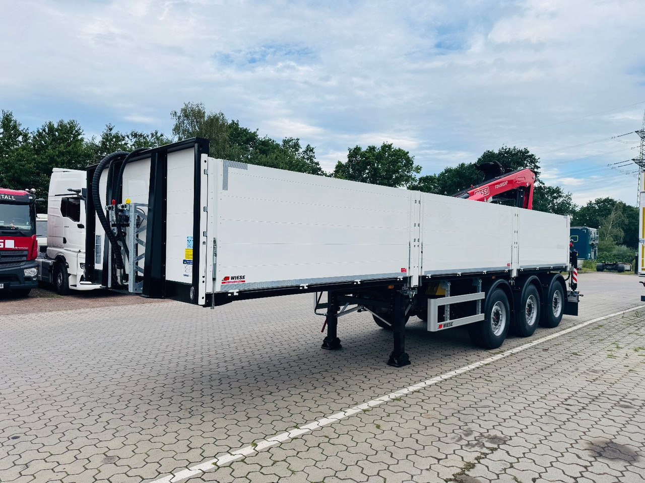 Wiese Baustoffauflieger - Heckkran Kran Fassi - Poluprikolica plato/ Otvoreni sanduk: slika Wiese Baustoffauflieger - Heckkran Kran Fassi - Poluprikolica plato/ Otvoreni sanduk Wiese Baustoffauflieger - Heckkran Kran Fassi - Poluprikolica plato/ Otvoreni sanduk: slika Wiese Baustoffauflieger - Heckkran Kran Fassi - Poluprikolica plato/ Otvoreni sanduk