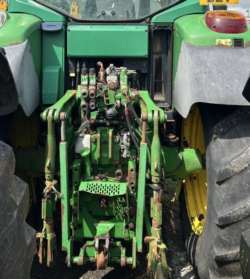 JOHN DEERE 6820 - Traktor: slika JOHN DEERE 6820 - Traktor JOHN DEERE 6820 - Traktor: slika JOHN DEERE 6820 - Traktor