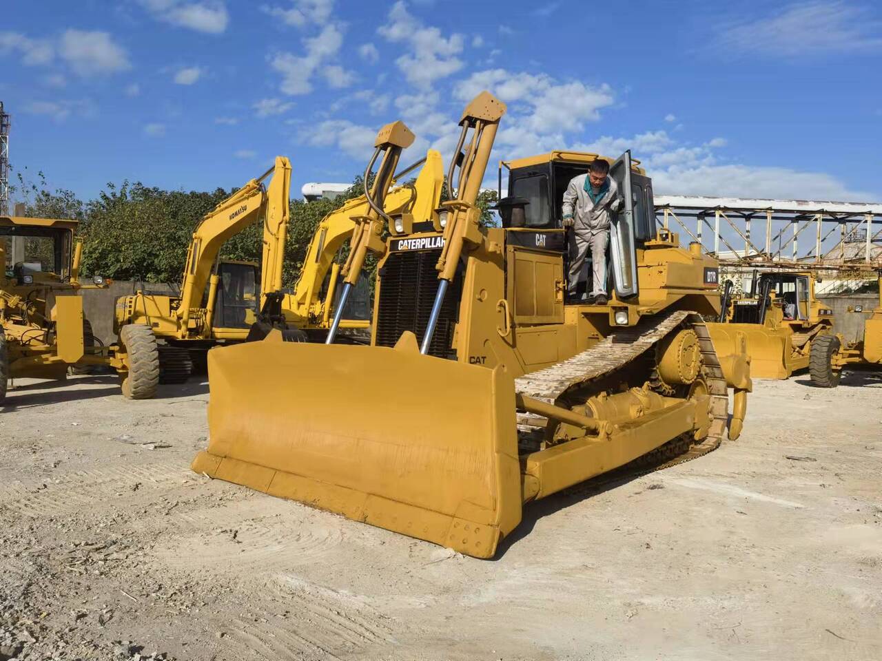 CATERPILLAR D7R - Buldožer: slika CATERPILLAR D7R - Buldožer CATERPILLAR D7R - Buldožer: slika CATERPILLAR D7R - Buldožer