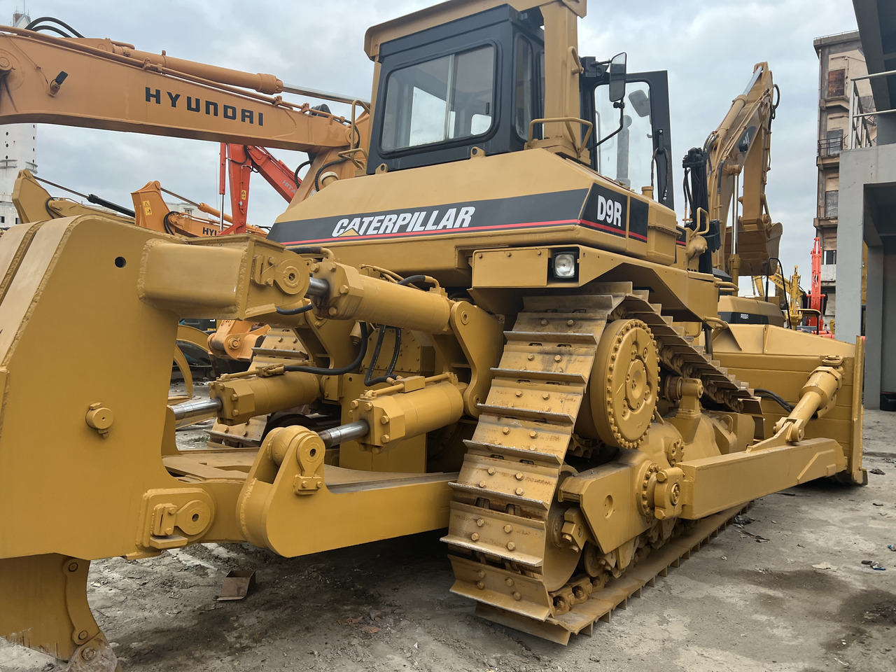 CATERPILLAR D9R - Buldožer: slika CATERPILLAR D9R - Buldožer CATERPILLAR D9R - Buldožer: slika CATERPILLAR D9R - Buldožer