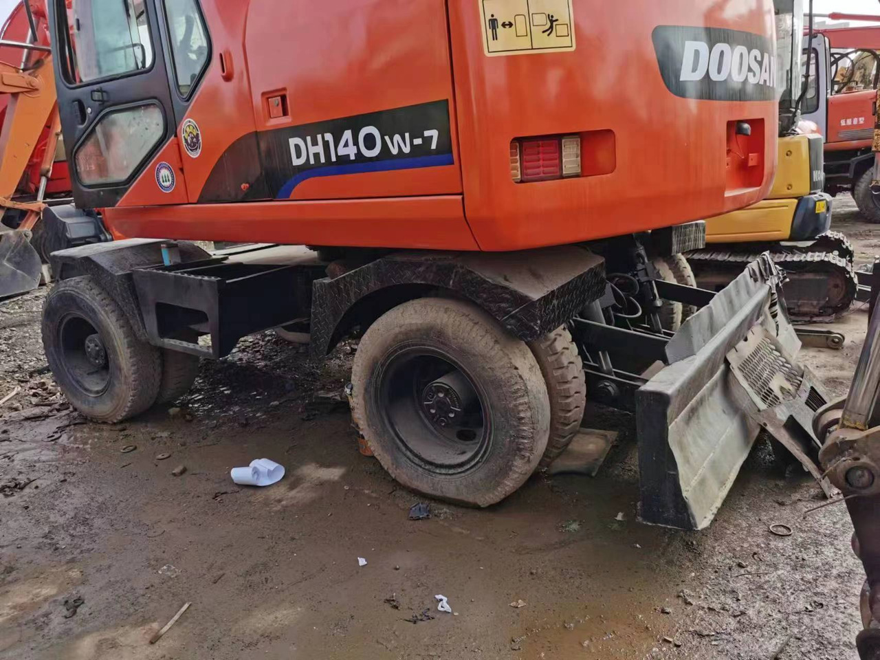 DOOSAN DH140W-7 - Bager na kotačima: slika DOOSAN DH140W-7 - Bager na kotačima DOOSAN DH140W-7 - Bager na kotačima: slika DOOSAN DH140W-7 - Bager na kotačima