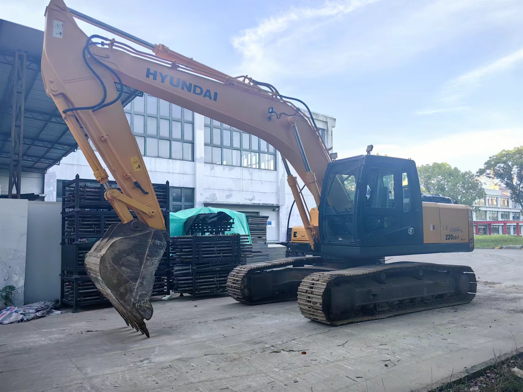 HYUNDAI R220LC-7 - Bager: slika HYUNDAI R220LC-7 - Bager HYUNDAI R220LC-7 - Bager: slika HYUNDAI R220LC-7 - Bager