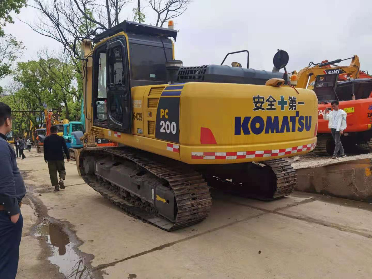 KOMATSU PC200-8 - Bager gusjeničar: slika KOMATSU PC200-8 - Bager gusjeničar KOMATSU PC200-8 - Bager gusjeničar: slika KOMATSU PC200-8 - Bager gusjeničar