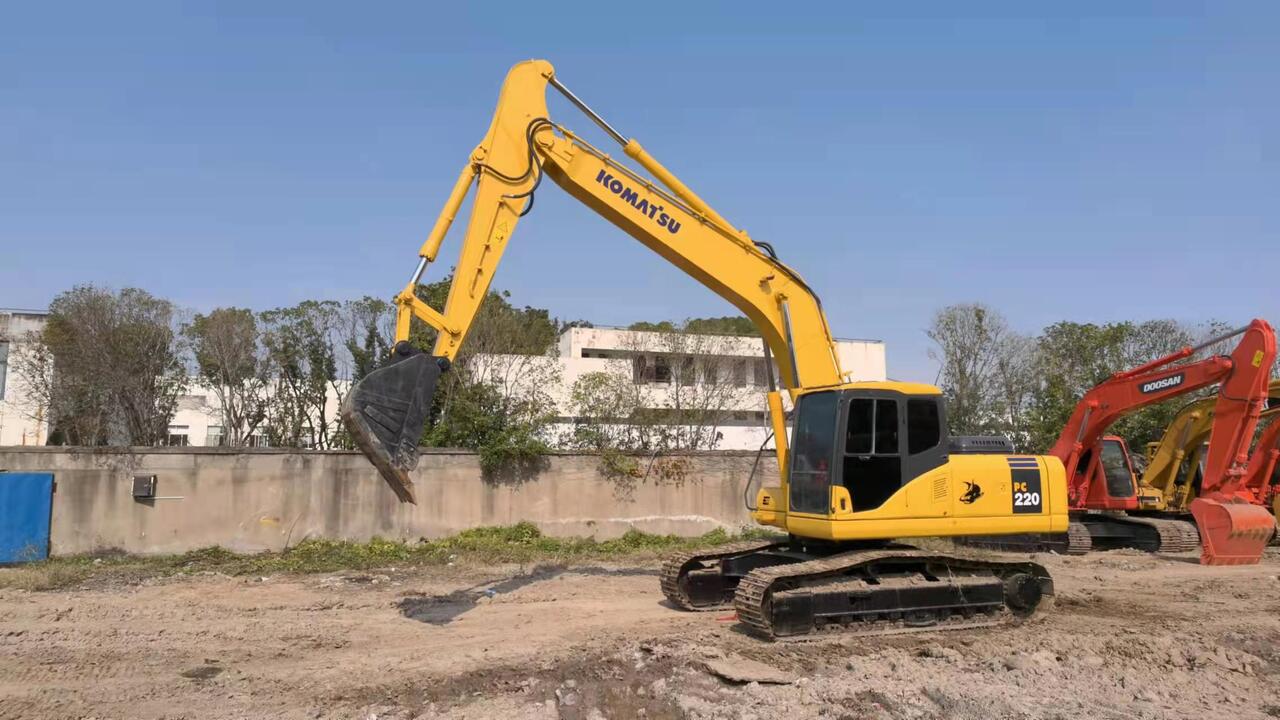 KOMATSU PC220-7 - Bager gusjeničar: slika KOMATSU PC220-7 - Bager gusjeničar KOMATSU PC220-7 - Bager gusjeničar: slika KOMATSU PC220-7 - Bager gusjeničar