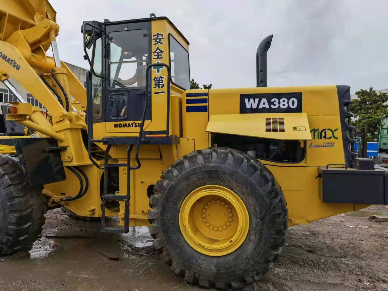 KOMATSU WA380 - Utovarivač na kotačima: slika KOMATSU WA380 - Utovarivač na kotačima KOMATSU WA380 - Utovarivač na kotačima: slika KOMATSU WA380 - Utovarivač na kotačima