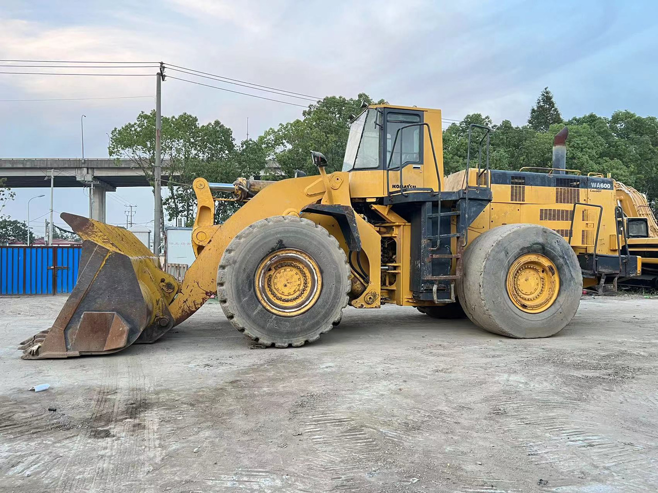KOMATSU WA600-3 - Utovarivač na kotačima: slika KOMATSU WA600-3 - Utovarivač na kotačima KOMATSU WA600-3 - Utovarivač na kotačima: slika KOMATSU WA600-3 - Utovarivač na kotačima