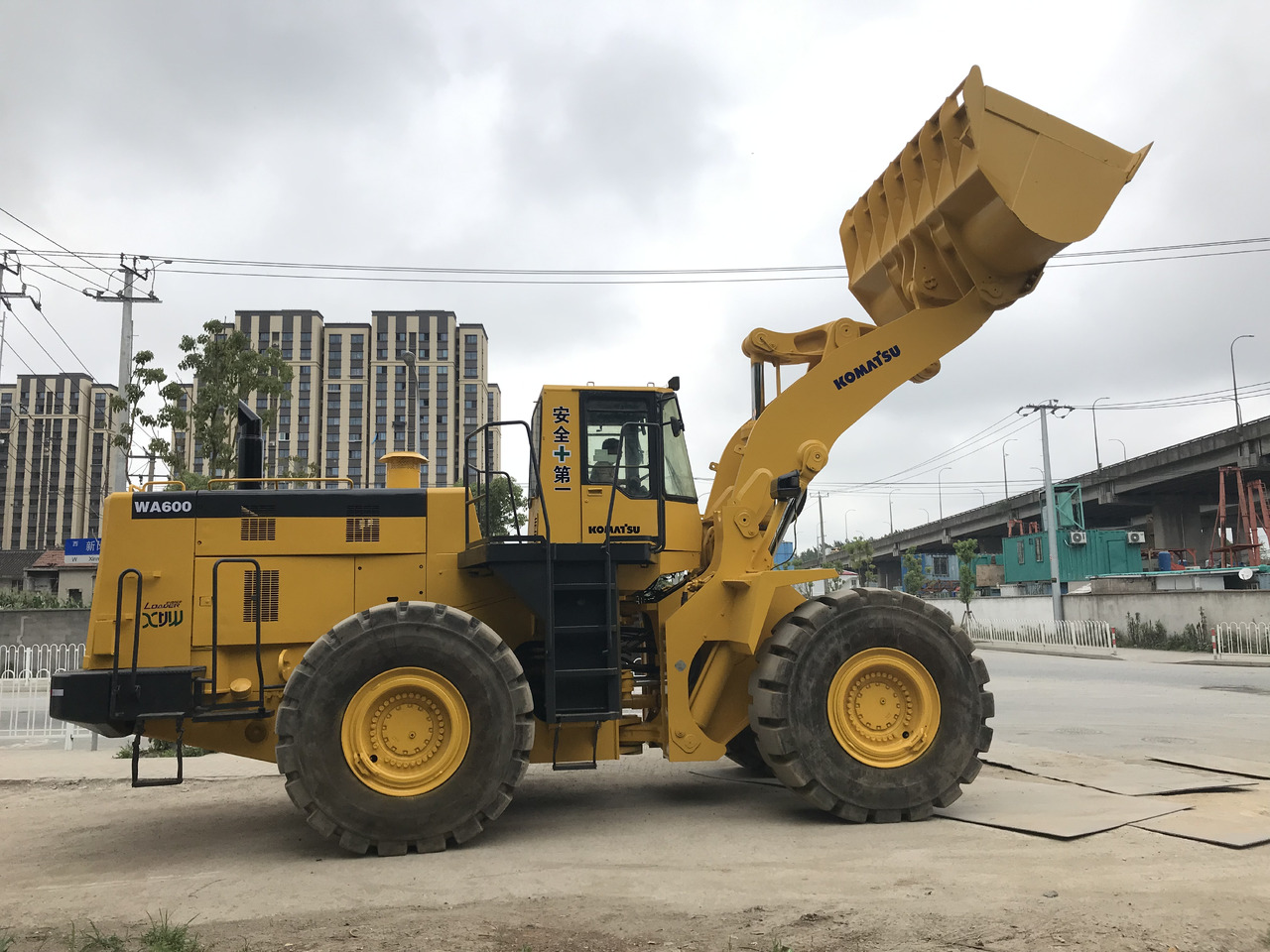 KOMATSU WA600-3 - Utovarivač na kotačima: slika KOMATSU WA600-3 - Utovarivač na kotačima KOMATSU WA600-3 - Utovarivač na kotačima: slika KOMATSU WA600-3 - Utovarivač na kotačima