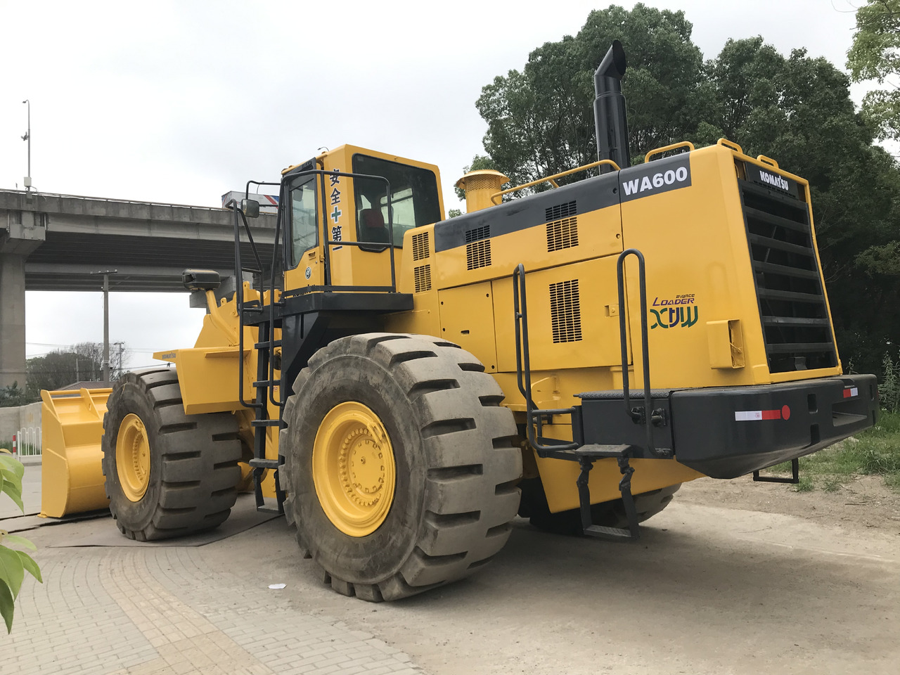 KOMATSU WA600-3 - Utovarivač na kotačima: slika KOMATSU WA600-3 - Utovarivač na kotačima KOMATSU WA600-3 - Utovarivač na kotačima: slika KOMATSU WA600-3 - Utovarivač na kotačima