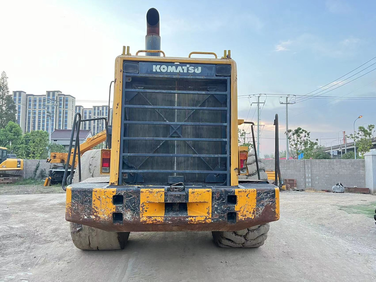 KOMATSU WA600-3 - Utovarivač na kotačima: slika KOMATSU WA600-3 - Utovarivač na kotačima KOMATSU WA600-3 - Utovarivač na kotačima: slika KOMATSU WA600-3 - Utovarivač na kotačima