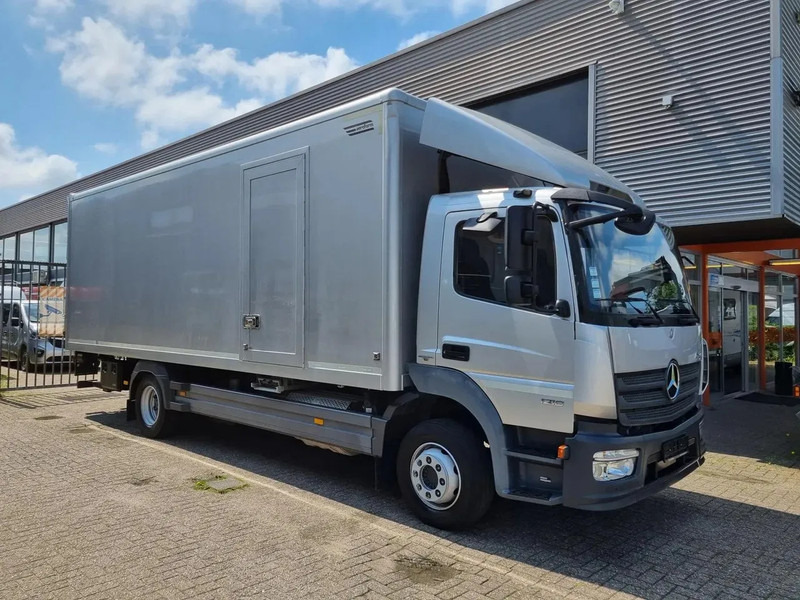 Mercedes-Benz Atego 1218 Koffer/ Ladebordwand/ Airco/ Grau Metallic - Kamion sandučar: slika Mercedes-Benz Atego 1218 Koffer/ Ladebordwand/ Airco/ Grau Metallic - Kamion sandučar Mercedes-Benz Atego 1218 Koffer/ Ladebordwand/ Airco/ Grau Metallic - Kamion sandučar: slika Mercedes-Benz Atego 1218 Koffer/ Ladebordwand/ Airco/ Grau Metallic - Kamion sandučar