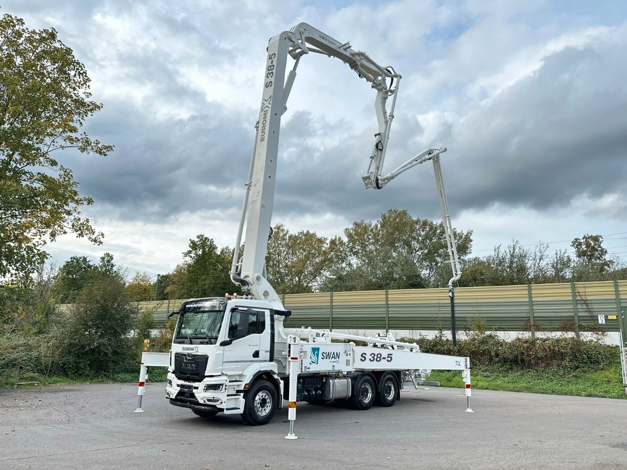 MAN TGS 26.510 6x4 SWAN TSP 38-5 160RZ ( 38m ) - Beton pumpa: slika MAN TGS 26.510 6x4 SWAN TSP 38-5 160RZ ( 38m ) - Beton pumpa MAN TGS 26.510 6x4 SWAN TSP 38-5 160RZ ( 38m ) - Beton pumpa: slika MAN TGS 26.510 6x4 SWAN TSP 38-5 160RZ ( 38m ) - Beton pumpa