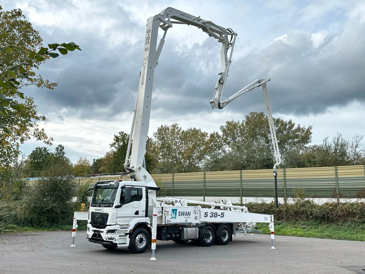 MAN TGS 26.510 6x4 SWAN TSP 38-5 160RZ ( 38m ) - Beton pumpa: slika MAN TGS 26.510 6x4 SWAN TSP 38-5 160RZ ( 38m ) - Beton pumpa MAN TGS 26.510 6x4 SWAN TSP 38-5 160RZ ( 38m ) - Beton pumpa: slika MAN TGS 26.510 6x4 SWAN TSP 38-5 160RZ ( 38m ) - Beton pumpa