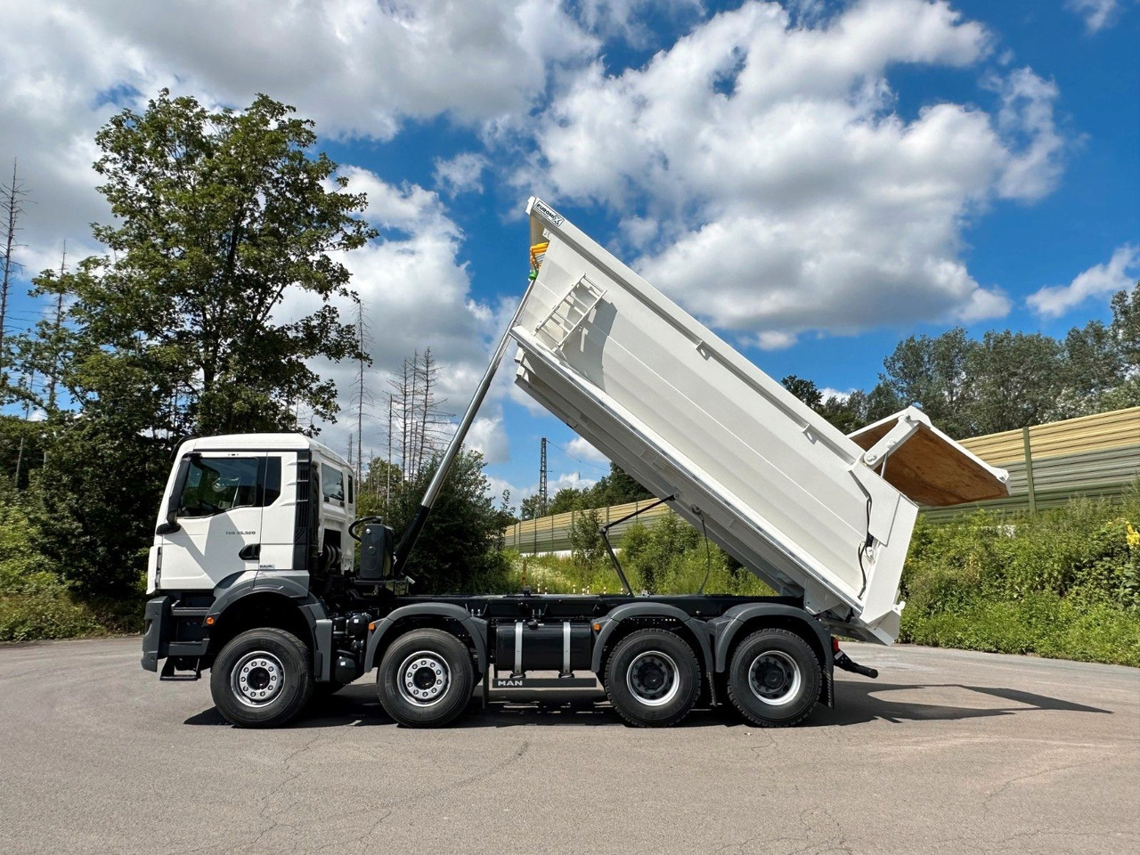 MAN TGS 37.520 8x4 EuromixMTP Mulden Kipper - Kiper: slika MAN TGS 37.520 8x4 EuromixMTP Mulden Kipper - Kiper MAN TGS 37.520 8x4 EuromixMTP Mulden Kipper - Kiper: slika MAN TGS 37.520 8x4 EuromixMTP Mulden Kipper - Kiper