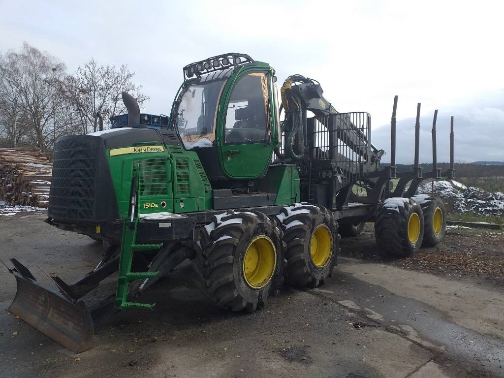 John Deere 1510 E - Forvarder: slika John Deere 1510 E - Forvarder John Deere 1510 E - Forvarder: slika John Deere 1510 E - Forvarder