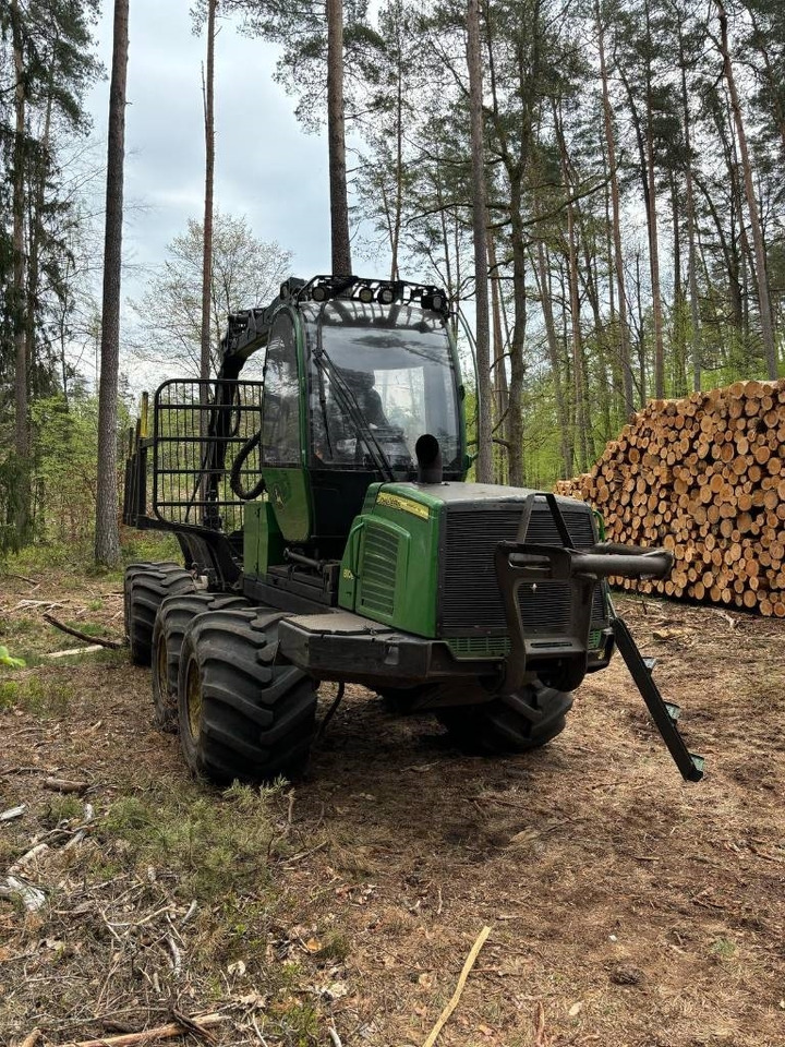 John Deere 810 E - Forvarder: slika John Deere 810 E - Forvarder John Deere 810 E - Forvarder: slika John Deere 810 E - Forvarder