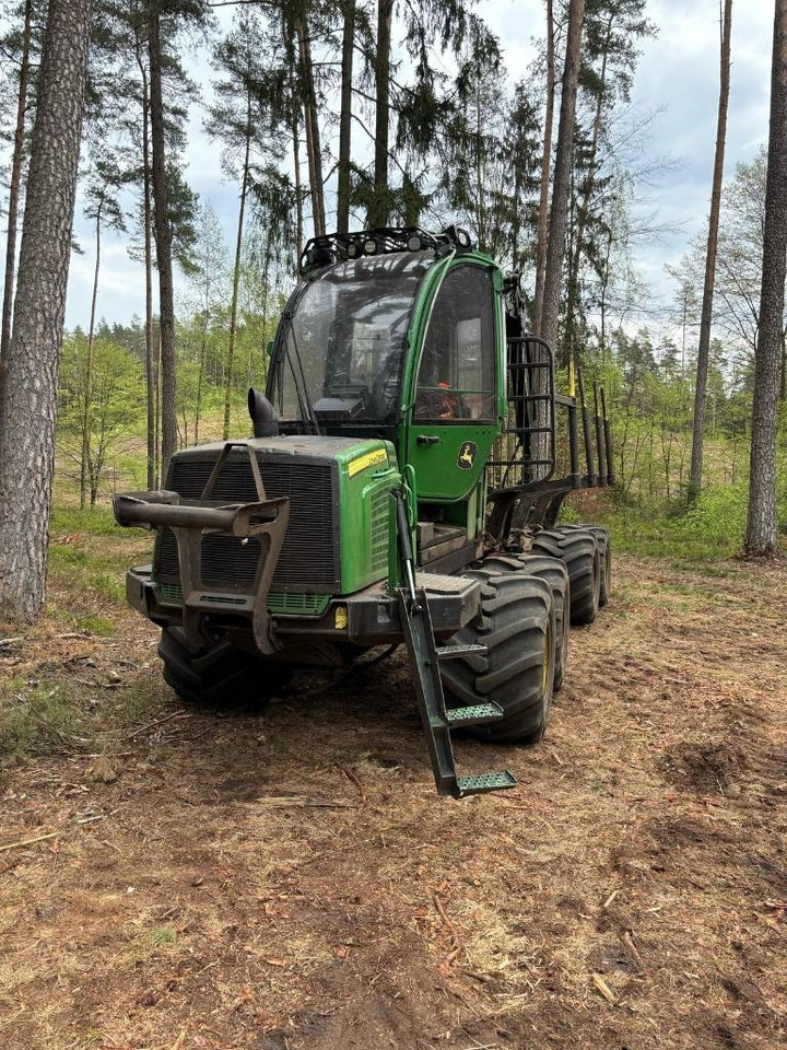John Deere 810 E - Forvarder: slika John Deere 810 E - Forvarder John Deere 810 E - Forvarder: slika John Deere 810 E - Forvarder