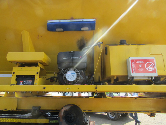 ECON GRITTER BODY ON ROLL OFF FRAME 8X4 (W/ SELF CONTAINED DIESEL DONKEY ENGINE) - Posipač pijeska/ Soli: slika ECON GRITTER BODY ON ROLL OFF FRAME 8X4 (W/ SELF CONTAINED DIESEL DONKEY ENGINE) - Posipač pijeska/ Soli ECON GRITTER BODY ON ROLL OFF FRAME 8X4 (W/ SELF CONTAINED DIESEL DONKEY ENGINE) - Posipač pijeska/ Soli: slika ECON GRITTER BODY ON ROLL OFF FRAME 8X4 (W/ SELF CONTAINED DIESEL DONKEY ENGINE) - Posipač pijeska/ Soli