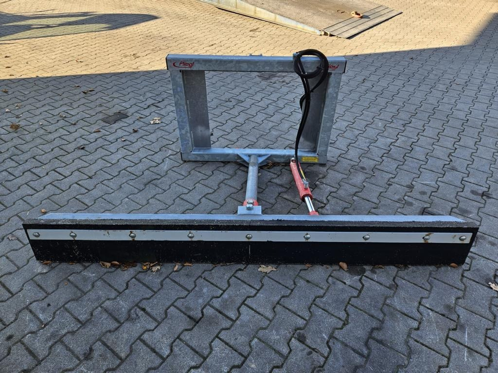 Fliegl Gummi-Schiebeschild - Prednji utovarivač za traktor: slika Fliegl Gummi-Schiebeschild - Prednji utovarivač za traktor Fliegl Gummi-Schiebeschild - Prednji utovarivač za traktor: slika Fliegl Gummi-Schiebeschild - Prednji utovarivač za traktor