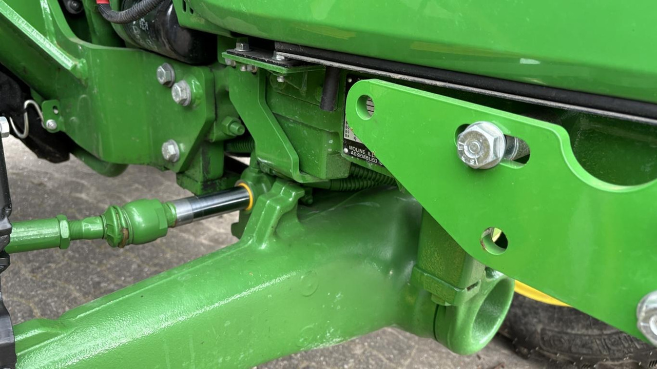 Traktor John Deere 5075E STUFE V: slika Traktor John Deere 5075E STUFE V