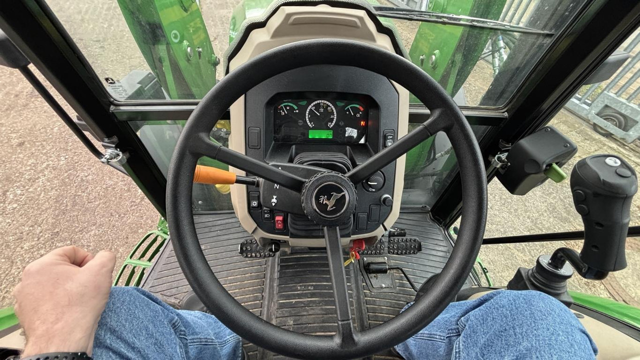 Traktor John Deere 5075E STUFE V: slika Traktor John Deere 5075E STUFE V