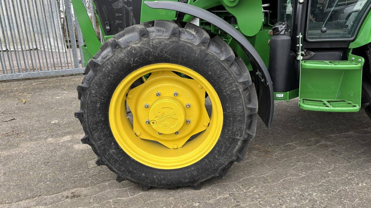 Traktor John Deere 5075E STUFE V: slika Traktor John Deere 5075E STUFE V